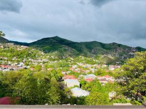 una pequeña ciudad con montañas en el fondo en Popock Goris, en Goris