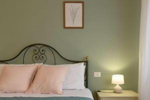 Giường trong phòng chung tại Superior 2 bed apt AC Parking WiFi - Sirolo centro +21 ảnh