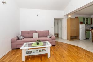 una sala de estar con un sofá y una mesa en Apartment Marina on the second floor, en Makarska 25 fotos más