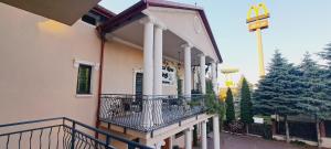 a building with a balcony with a mcdonalds at Hotel i Apartamenty Rosa in Przemyśl