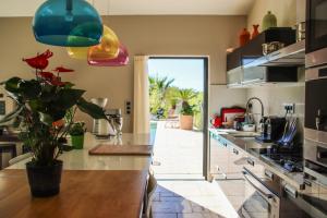 a kitchen with a view of a pool at Villa d'exception au Beausset avec piscine chauffée in Le Beausset