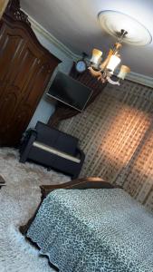 a bedroom with a bed and a clock on the wall at شقه مفروشه مع حديقه اربد بجانب فندق فلامنجو ومدارس دار العلوم in Irbid +19 photos