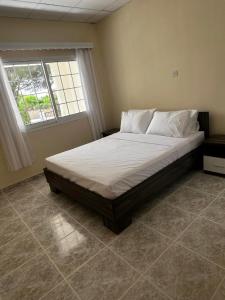 villa iliovasilema coral bay seafront tesisinde bir odada yatak veya yataklar