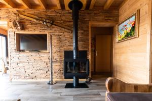Chalet de luxe -8 pers- sauna - vues lac & montagne TV 또는 엔터테인먼트 센터