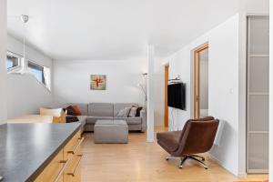 cocina y sala de estar con sofá en Voss Resort Bavallstunet en Skulestadmo