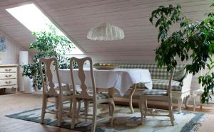 uma sala de jantar com uma mesa branca e cadeiras em Sahlströmsgården em Torsby