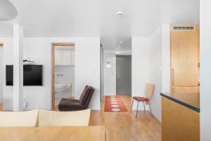 uma sala de estar com uma cadeira e uma televisão em Voss Resort Bavallstunet em Skulestadmo