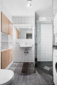 a bathroom with a sink and a toilet at Voss Resort Bavallstunet in Skulestadmo