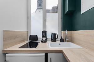 encimera de cocina con fregadero y ventana en L'escale normande - Terrasse - Gare, en Rouen