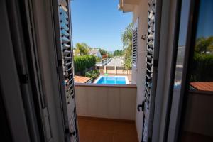 Bazén v ubytovaní Casa junto al mar con jardín alebo v jeho blízkosti