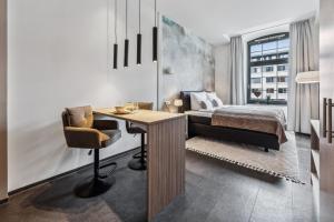 a bedroom with a bed and a desk with a desk at Erba Retreat! Barrierefreies, modernes 1-Zimmer-Appartement in optimaler Lage! in Bamberg