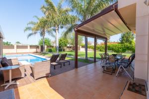 Bazén v ubytovaní Casa junto al mar con jardín alebo v jeho blízkosti