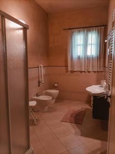 ein Bad mit einem WC und einem Waschbecken in der Unterkunft Il Casale di David in Pontedera