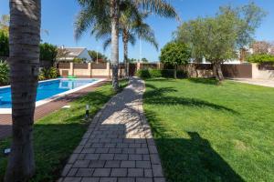 Bazén v ubytovaní Casa junto al mar con jardín alebo v jeho blízkosti