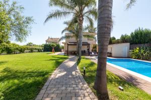 Bazén v ubytovaní Casa junto al mar con jardín alebo v jeho blízkosti