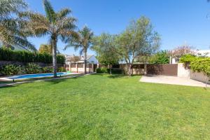 Bazén v ubytovaní Casa junto al mar con jardín alebo v jeho blízkosti
