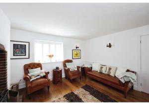 uma sala de estar com sofás e cadeiras e uma janela em Charming 5BR Farmhouse Retreat in Amersham em Amersham