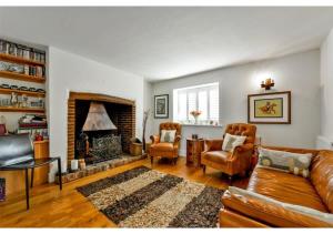 uma sala de estar com um sofá e uma lareira em Charming 5BR Farmhouse Retreat in Amersham em Amersham