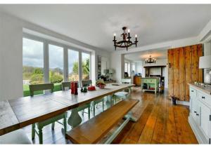 uma cozinha com uma mesa de madeira e uma sala de jantar em Charming 5BR Farmhouse Retreat in Amersham em Amersham
