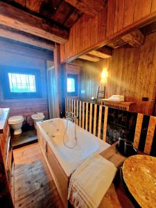 Foto dalla galleria di Chalet Euthalia Restaurant & Suites a San Giacomo