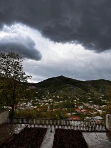 une vue sur une ville avec une montagne en arrière-plan dans l'établissement Popock Goris, à Goris
