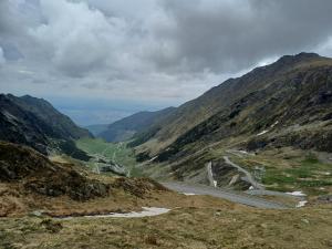 un sinuoso camino de montaña en medio de un valle en Belvedere La Cristina, en Corbeni