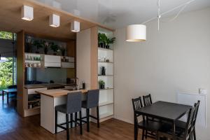 uma cozinha e sala de jantar com mesa e cadeiras em Weekend apartment em Sigulda