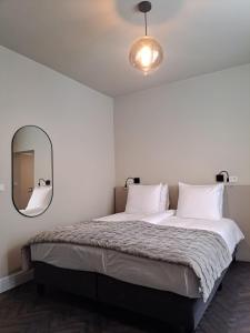 En eller flere senge i et værelse på Hotel Bloemendaal