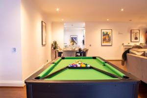 ein Wohnzimmer mit einem Billardtisch in der Unterkunft Luxurious Apartments in Mayfair in London