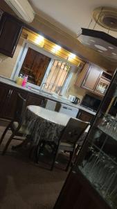 una cucina con tavolo e sedie in una stanza di شقه مفروشه مع حديقه اربد بجانب مدارس دار العلوم a Irbid