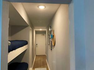 ガルフ・ショアーズにあるGulf Shores Plantation Condosの廊下から二段ベッド付きの客室へアクセスできます。