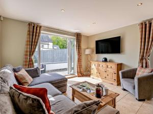 a living room with a couch and a tv at 2 Bed in Great Ayton 75226 in Great Ayton