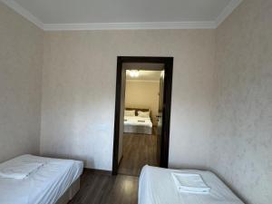 Postel nebo postele na pokoji v ubytování Spitak tun
