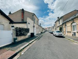 pusta ulica z białym samochodem zaparkowanym na ulicy w obiekcie Respire Bordeaux w mieście Bordeaux