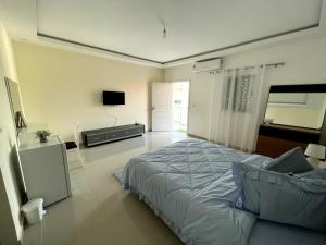 羅安達的住宿－Espaço Ru-B，一间卧室配有一张床和一台电视