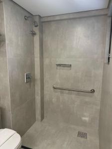 y baño con cabina de ducha y aseo. en SAN MARINO SUITES HOTEL By NOBILE en Goiânia