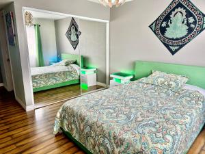 Ένα ή περισσότερα κρεβάτια σε δωμάτιο στο Artsy smart home near Downtown & Balboa Park