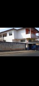 ein Gebäude am Straßenrand in der Unterkunft Alojamentos in Telêmaco Borba