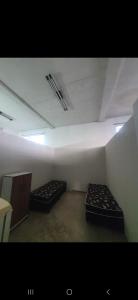 2 Betten in einem Zimmer mit einer Decke in der Unterkunft Alojamentos in Telêmaco Borba