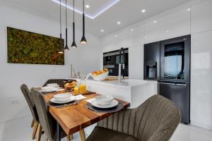 Gallery image of Luxury sea view apartment Makarska with pool in Makarska +13 photos