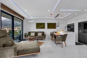 Gallery image of Luxury sea view apartment Makarska with pool in Makarska