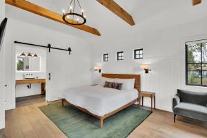 um quarto com uma cama e uma cadeira em The Scout Boutique Cottages em Sisters