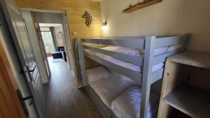 a bunk bed in a small room with a bunk bedscribed at Appartement 4 à 6 personnes - Chalets d'Aurouze - La Joue du Loup in Le Dévoluy
