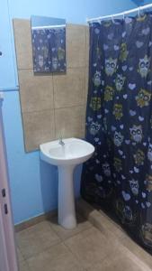 baño con lavabo y cortina de ducha en Alojamiento Los Imigrantes en Chajarí