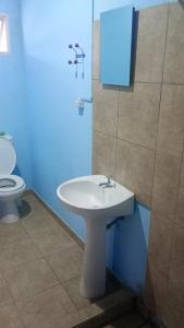 y baño con lavabo blanco y aseo. en Alojamiento Los Imigrantes en Chajarí