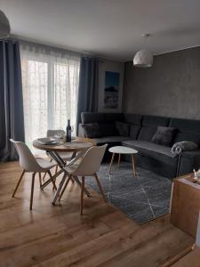 sala de estar con mesa y sofá en Apartament Śnieżka en Karpacz