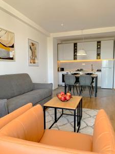 スコピエにあるMoon Loft next to East Gate Mall Free Parking includedのソファとテーブルのあるリビングルーム