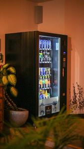 萊布尼茨的住宿－Hotel Vulkan Residenz - Self-Check-in，装满苏打水的自动售货机