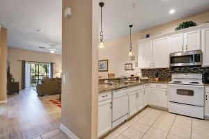 Η κουζίνα ή μικρή κουζίνα στο Bahama Bay- Two bedrooms condo fully equipped