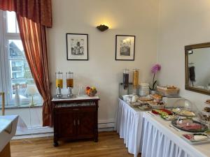 米兹多洛杰Villa Richter的一间房间,桌子上放着食物
